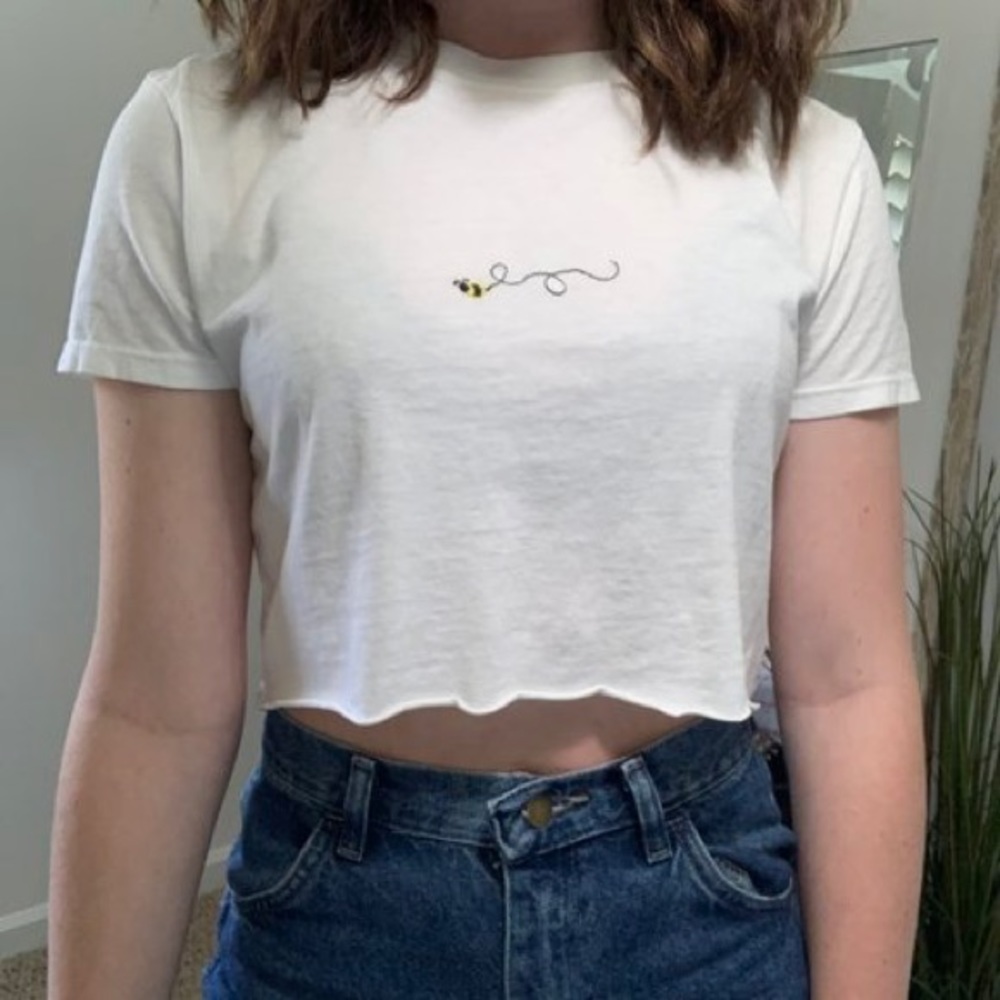 HP🎉 BRANDY MELVILLE WHITE BEE CROP TOP - Picture 3 of 3
